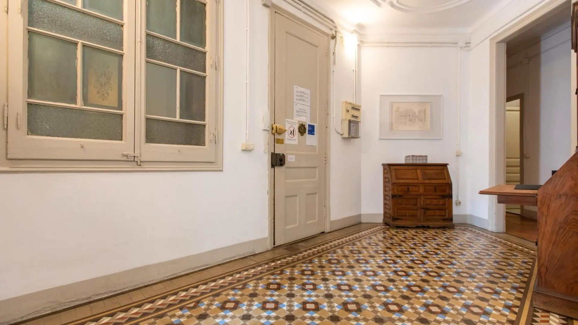 B21-Apartamento Modernista Para Grupos Barcelona 0*,  Spanien