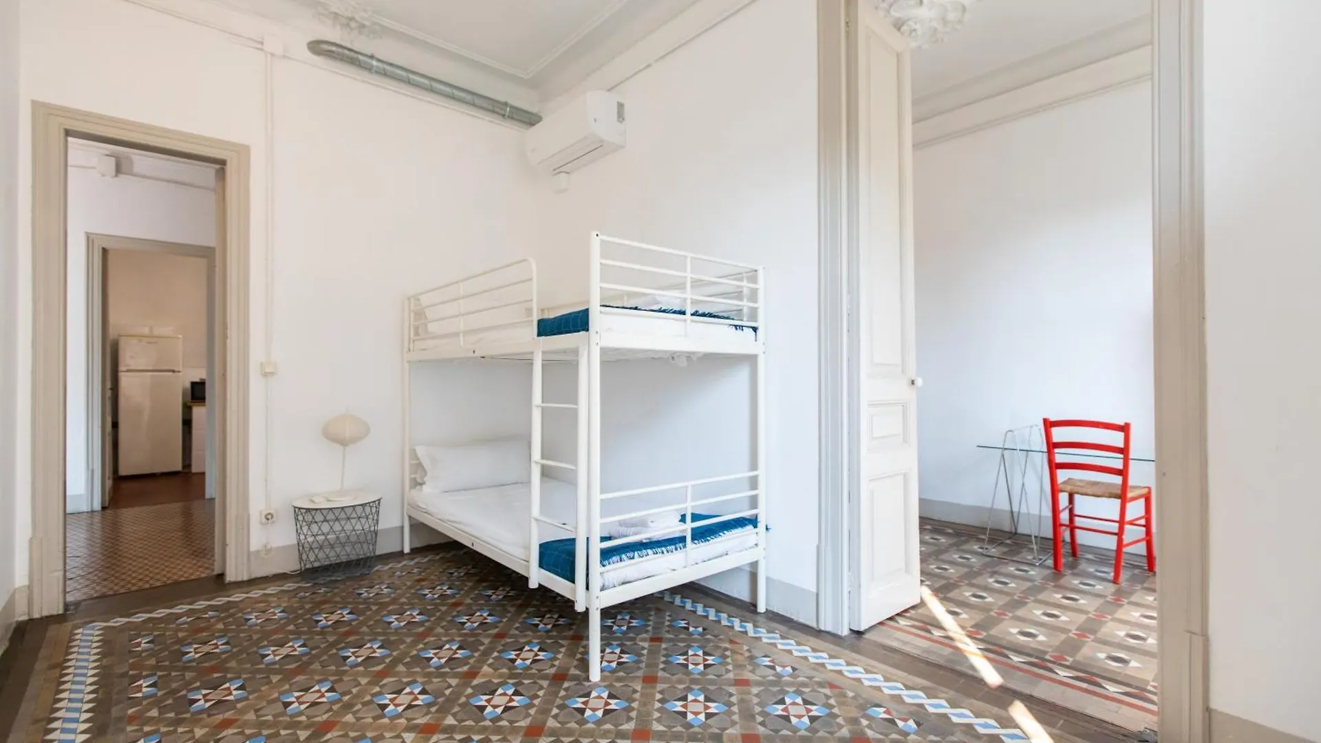 B21-Apartamento Modernista Para Grupos Barcelona 0*,  Spanien