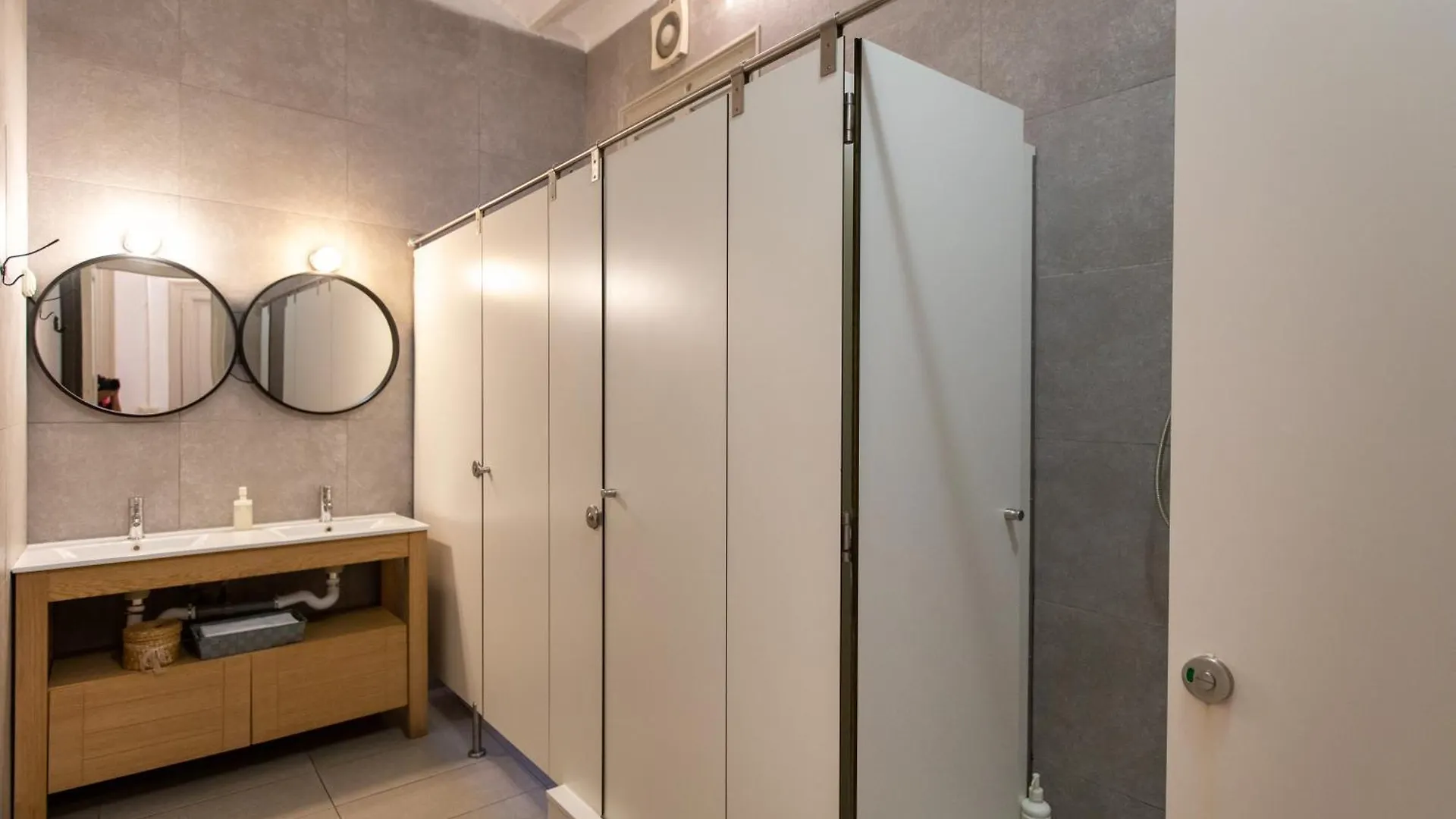 B21-Apartamento Modernista Para Grupos バルセロナ 0*,  スペイン